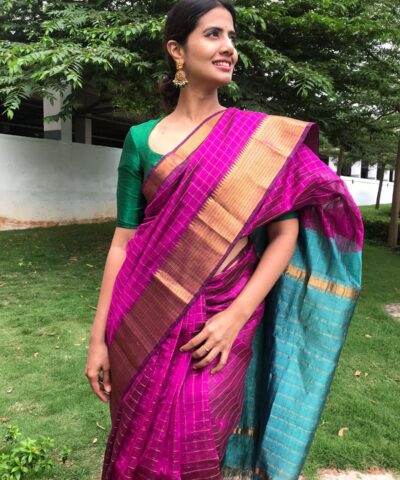 Magenta Mangalagiri Silk Saree woven in Gold Zari Chequered Pattern